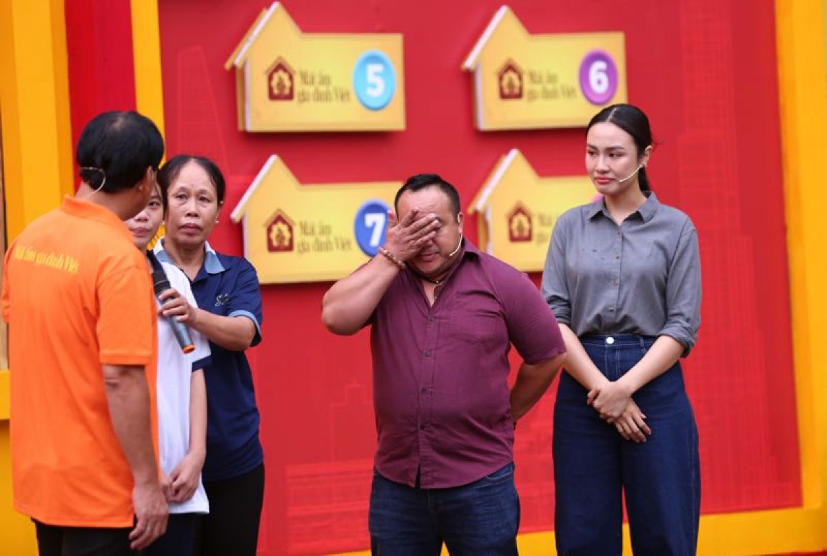 Á hậu Thủy Tiên bật khóc nức nở khi chứng kiến hoàn cảnh mồ côi tại Mái ấm gia đình Việt