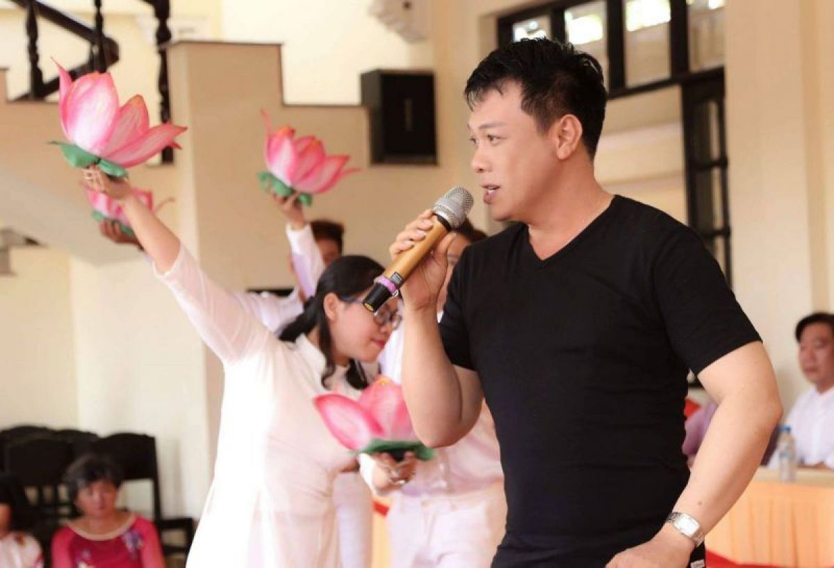 Ca sĩ Vỹ Khang hết lòng vì bà con nghèo tỉnh Trà Vinh