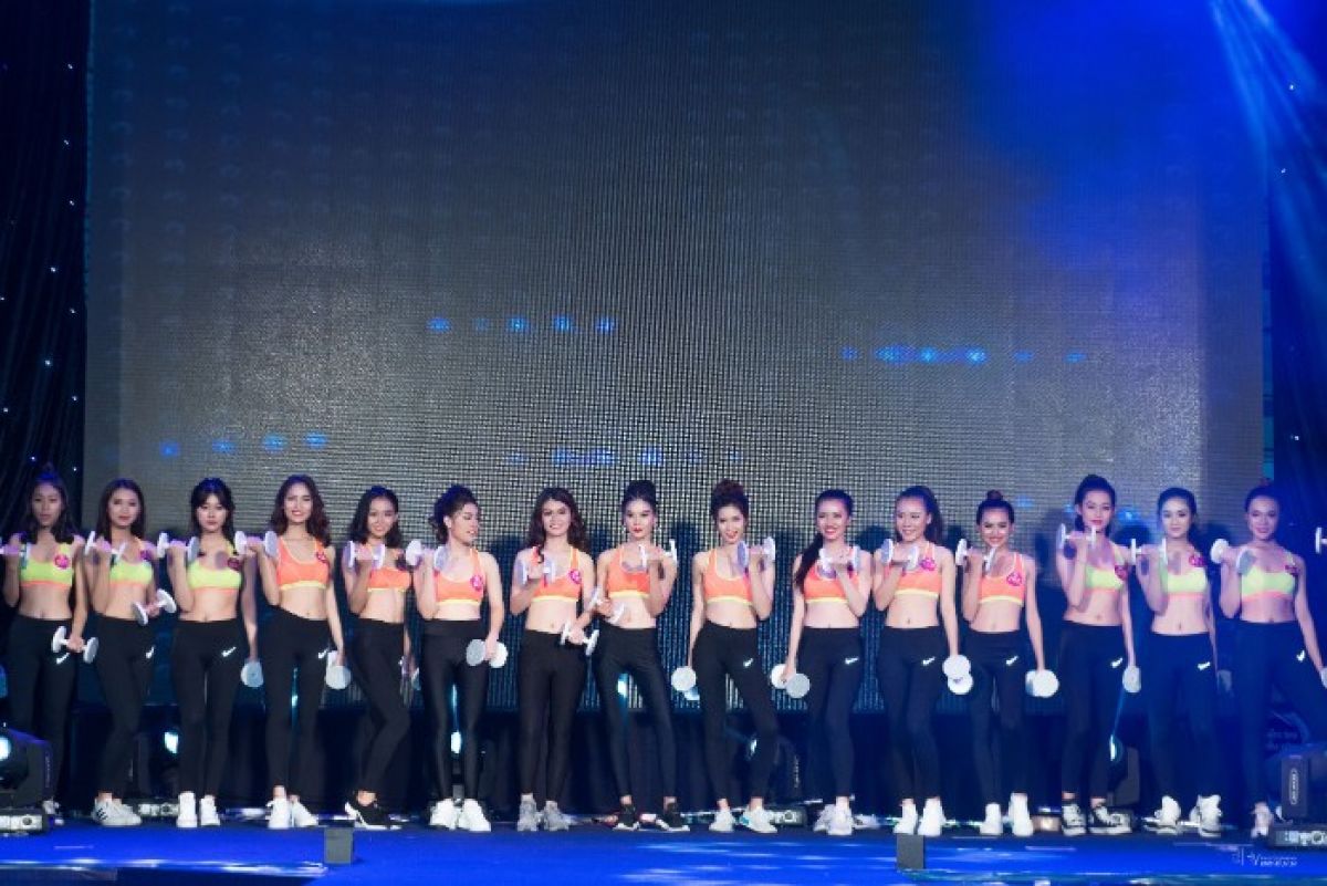 NTK Việt Hùng trao vương miện cho nữ sinh đăng quang Hoa khôi Miss HUTECH 2019