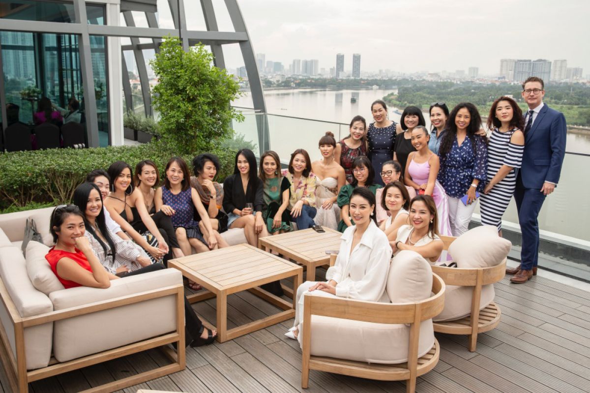 Trương Ngọc Ánh sánh đôi bạn trai tin đồn đến mừng Đoan Trang