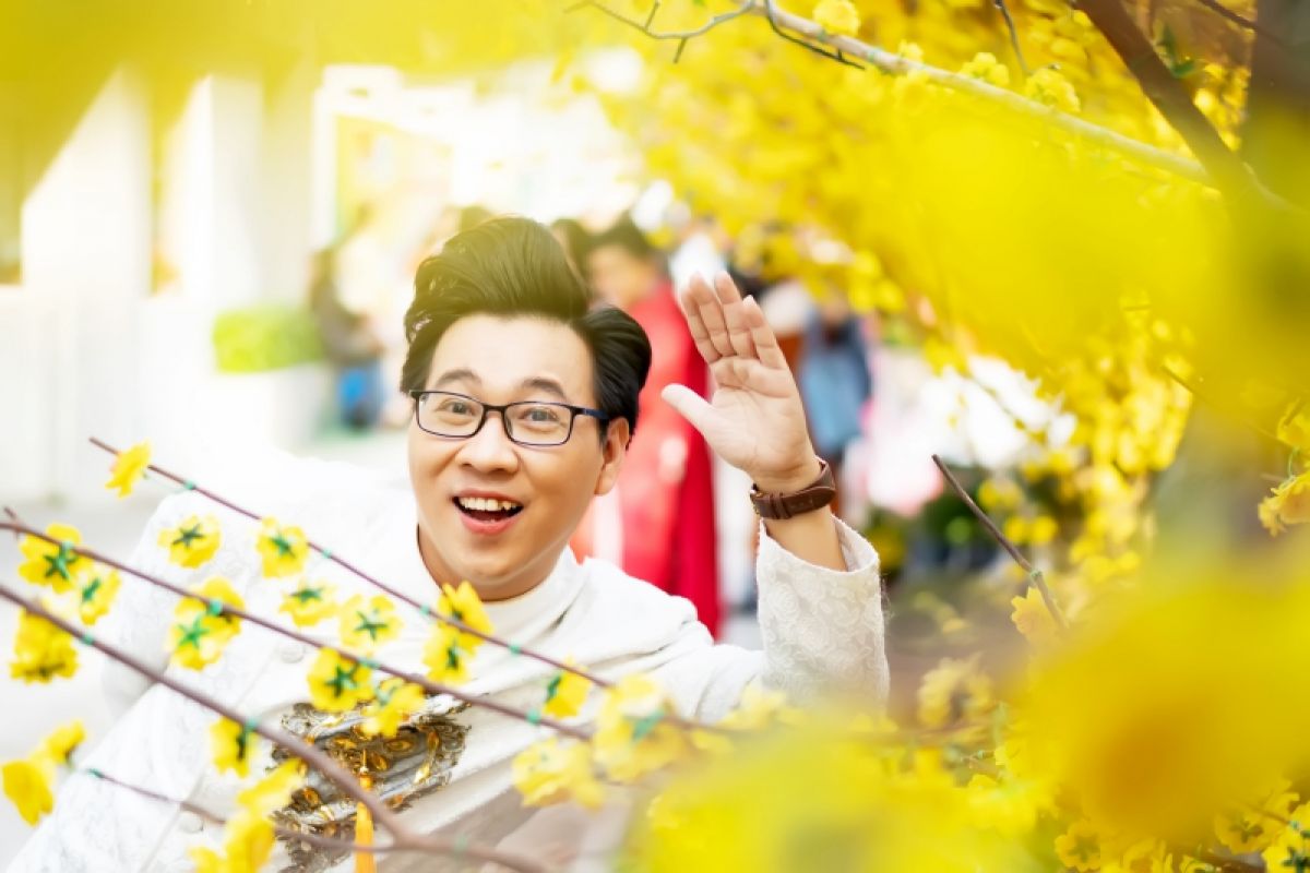 Mc Xuân Tiến truyền niềm đam mê thời trang áo dài đến các bạn trẻ
