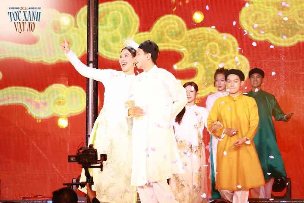 1.000 bạn trẻ mặc Việt Phục, đồng diễn tr&ecirc;n nền ca kh&uacute;c &ldquo;Nh&agrave; T&ocirc;i C&oacute; Treo Một L&aacute; Cờ&rdquo;