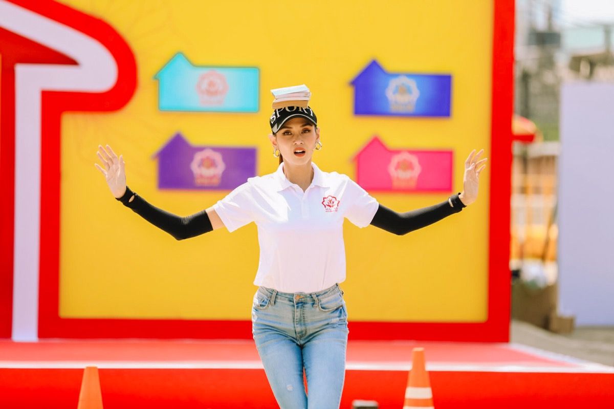 Siêu mẫu Võ Hoàng Yến trổ tài catwalk với style “lạ”, giúp các em nhỏ mồ côi vượt qua khó khăn