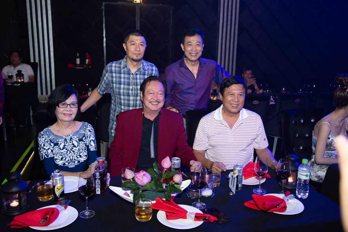 Thương thức 'Dinner show' miễn phí của danh hài Vân Sơn